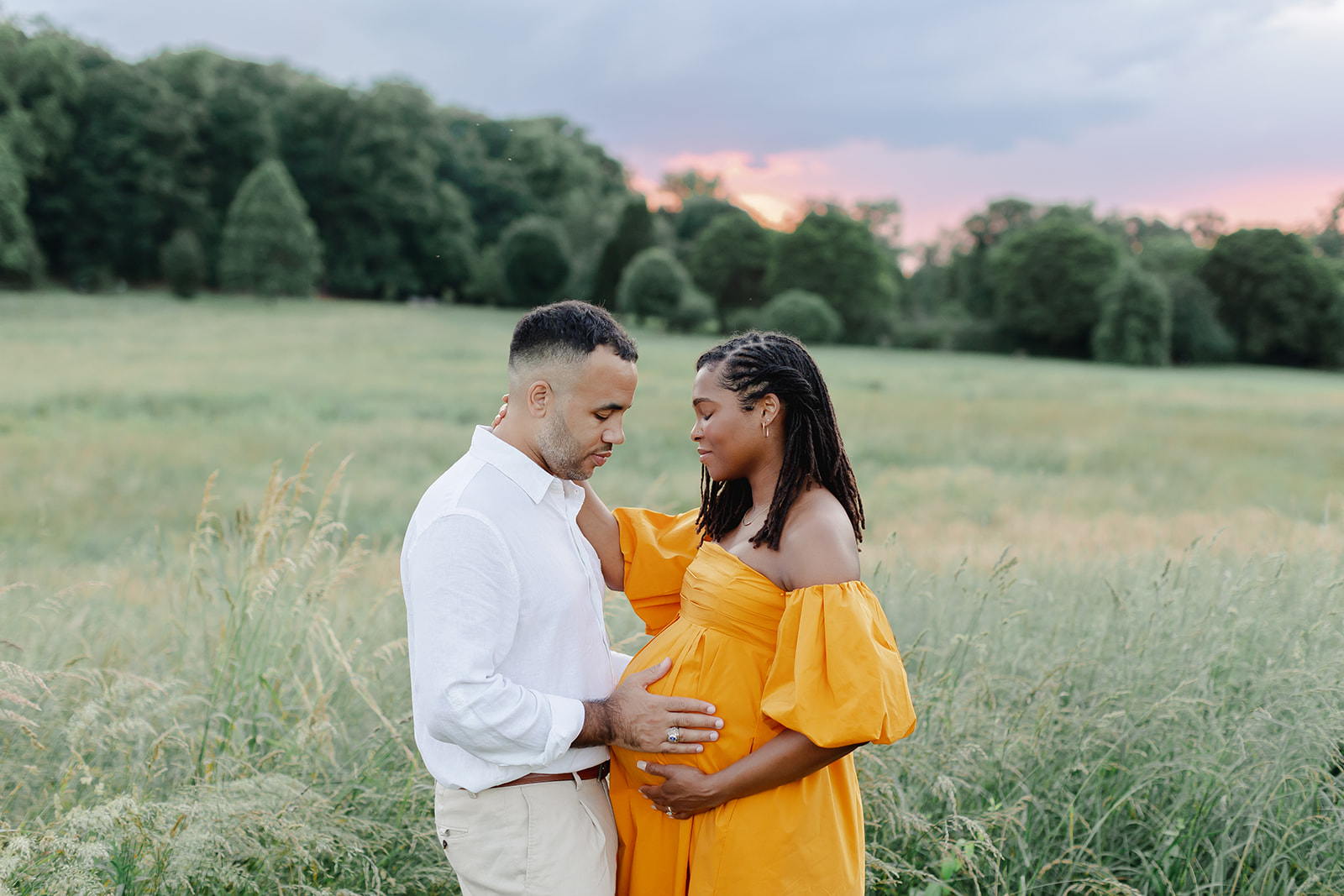 maternity session in a field